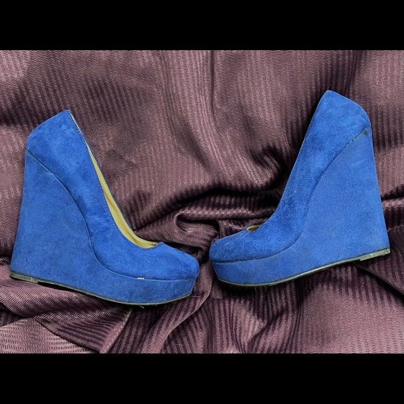 ➡️ BOGO ⬅️ 💙 DOLLHOUSE Vivid Blue Suede closed toe Wedges/ Used - Picture 6 of 7